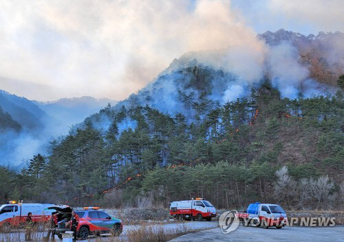 6일 강원 삼척시 원덕읍에서 산불이 계속되는 가운데 사곡리 일대 산림이 불길에 휩싸여 있다.   <연합뉴스 제공>